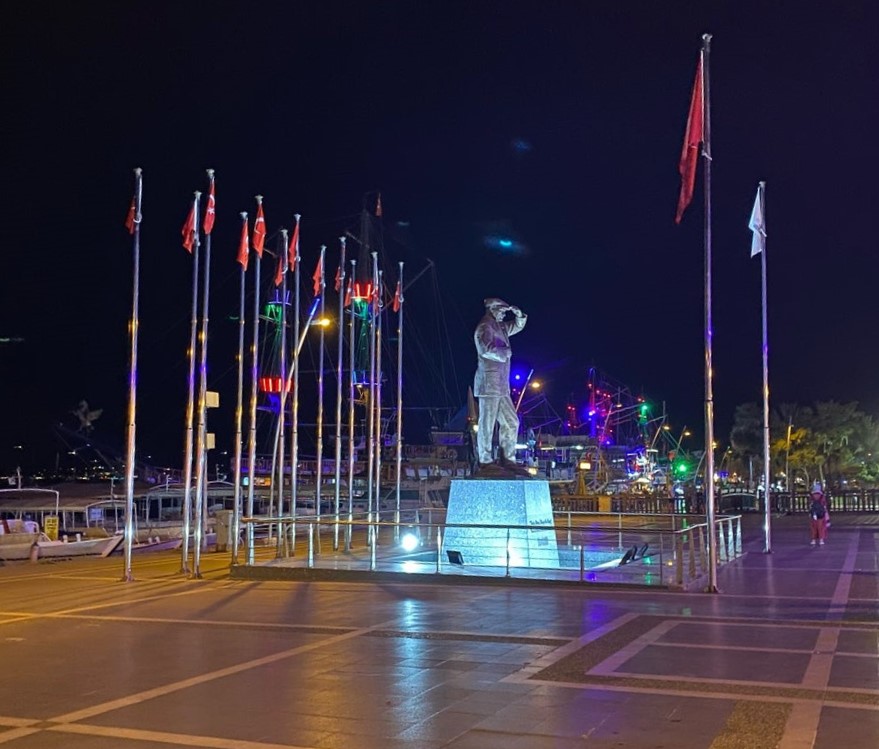 Памятник Ататюрку в ночное время.