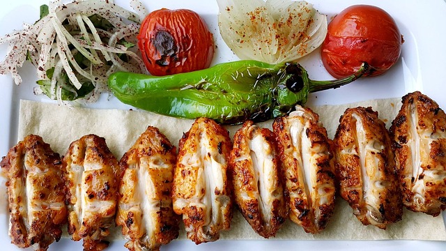 Турецкий куриный шашлык на столе.