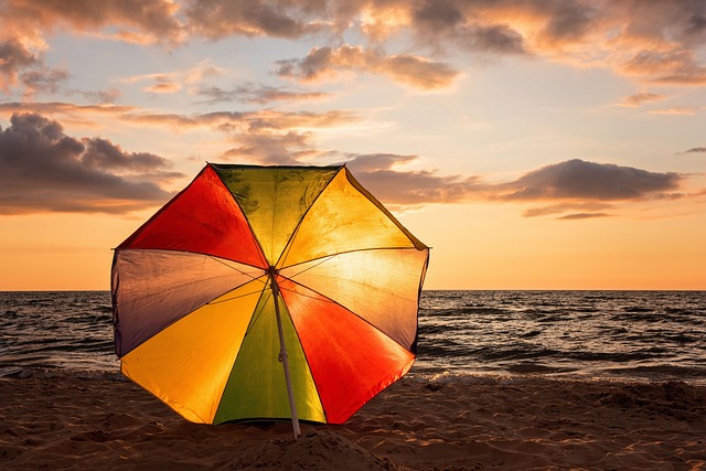 Пляжный зонт на закате.