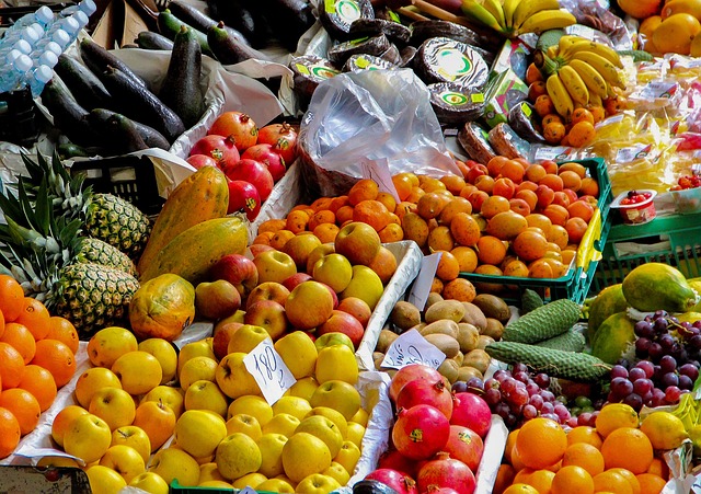 Овощи и фрукты на прилавке рынка.