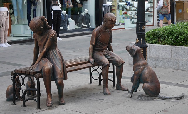 Скульптура детей с кошками и собакой в Мармарисе.