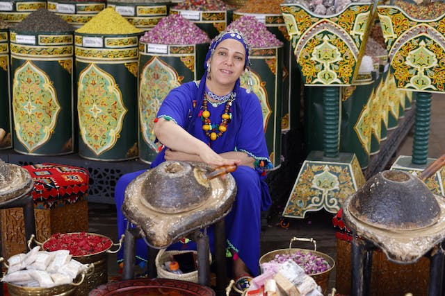 Турецкий рынок, женщина торгует изделиями.