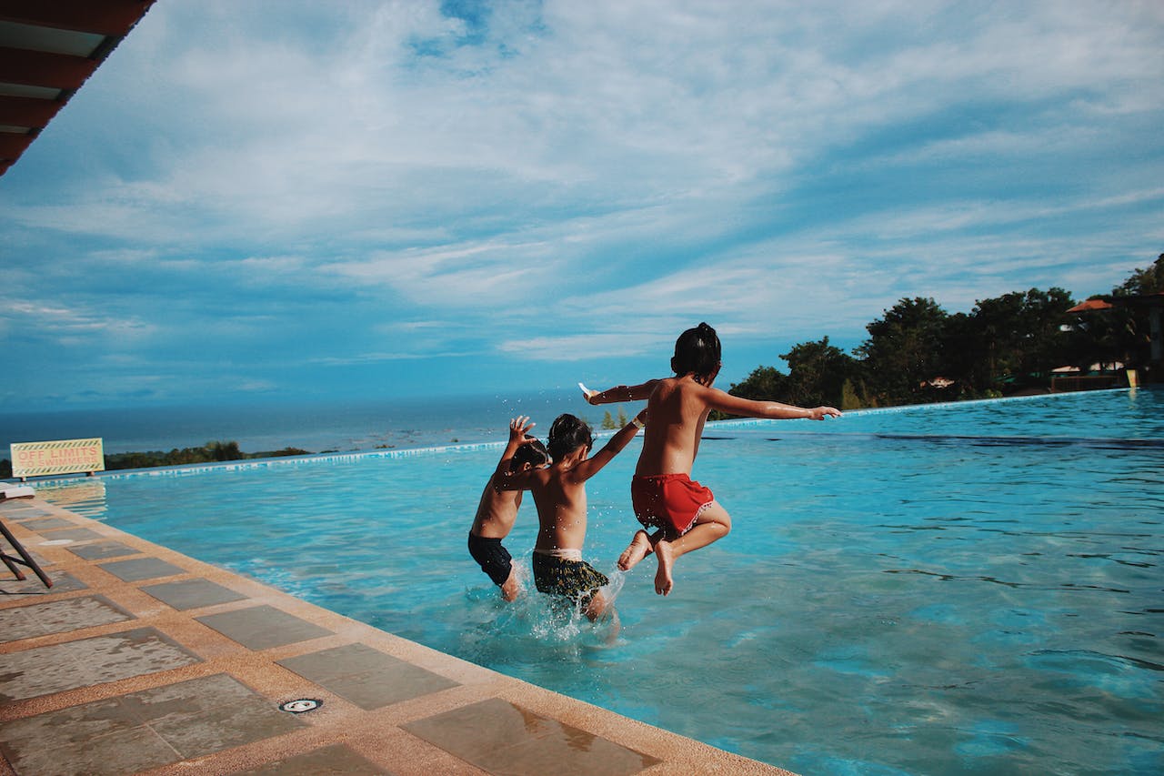 Дети, прыгающие в бассейн.