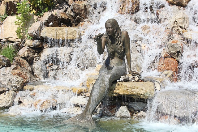 Скульптура русалки около фонтана в Мармарисе.